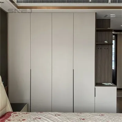 Grande garde-robe ouverte