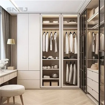 Placard avec des portes ouvertes